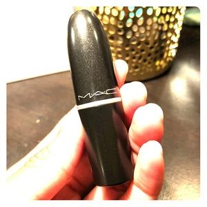 MAC LIPSTICK